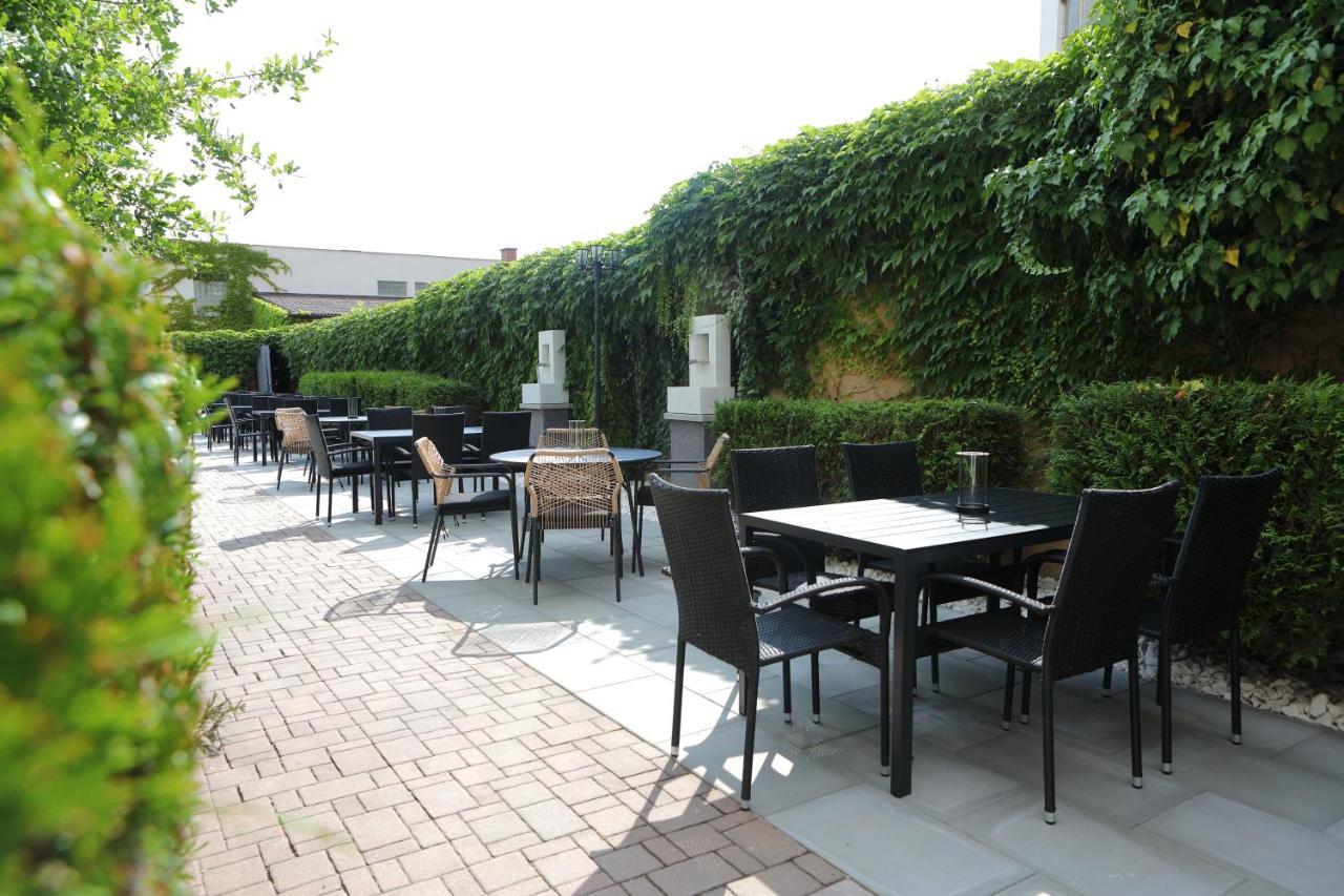Bella Casa Hotell Mnichovo Hradiště Exteriör bild